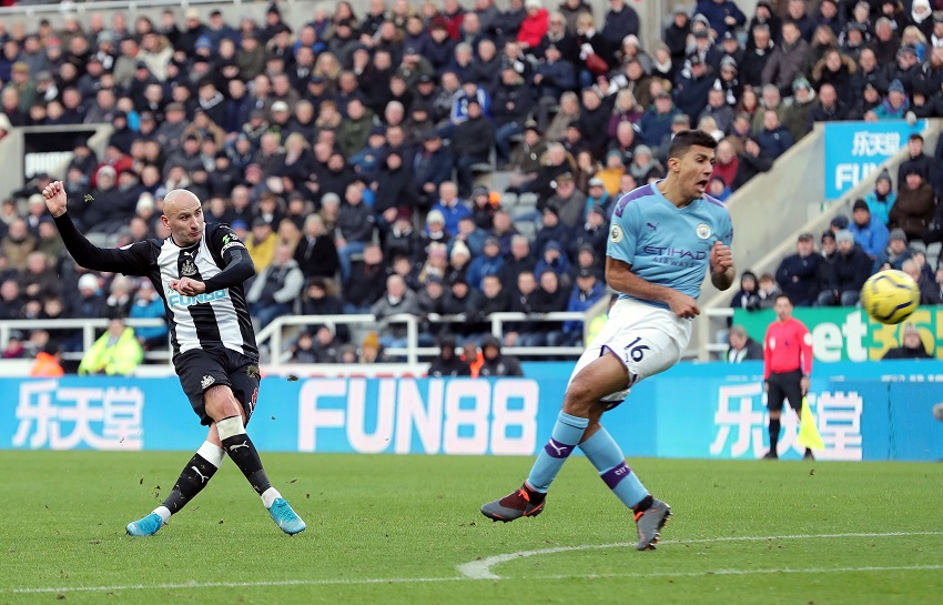 CĐV MU nổi giận với Man City vì “tặng” chức vô địch cho Liverpool