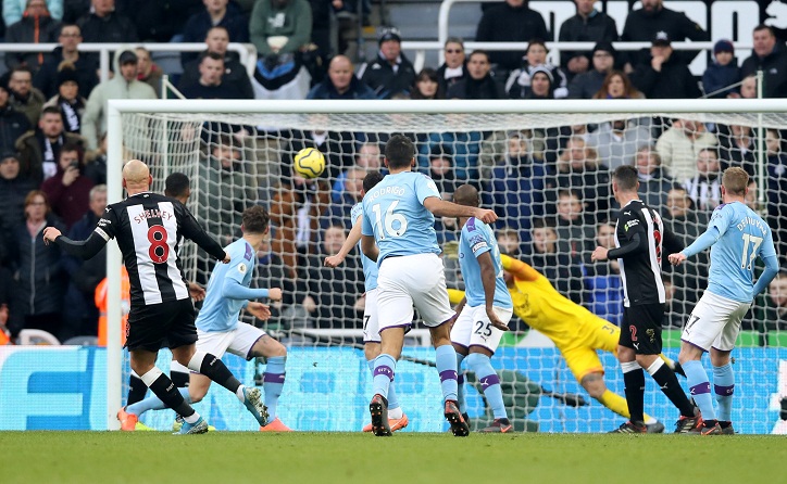 Người cũ của Liverpool khiến Man City và... mạng xã hội choáng váng