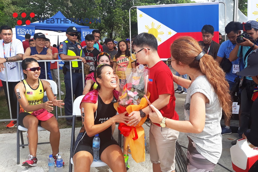 Cô giáo Việt nhận quà bất ngờ từ gia đình học trò khi thi đấu ở SEA Games 30