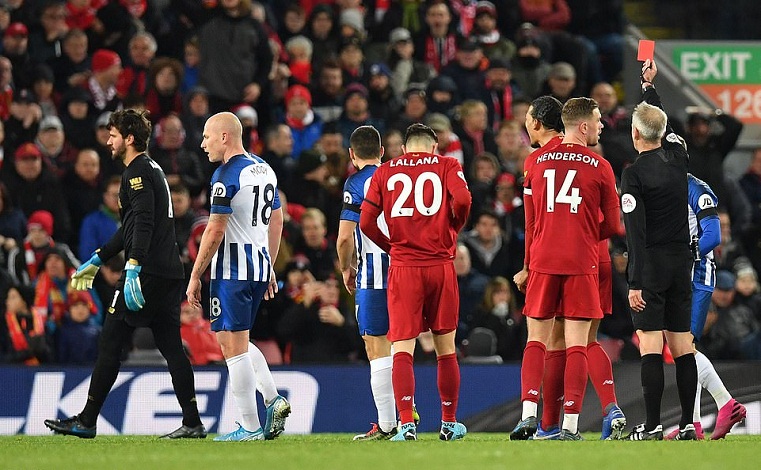 Liverpool suýt trả giá đắt vì thẻ đỏ tai hại của Alisson