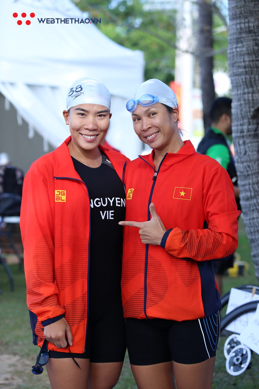 Cô giáo Việt nhận quà bất ngờ từ gia đình học trò khi thi đấu ở SEA Games 30