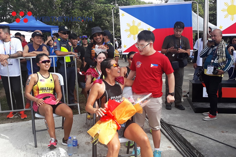 Cô giáo Việt nhận quà bất ngờ từ gia đình học trò khi thi đấu ở SEA Games 30