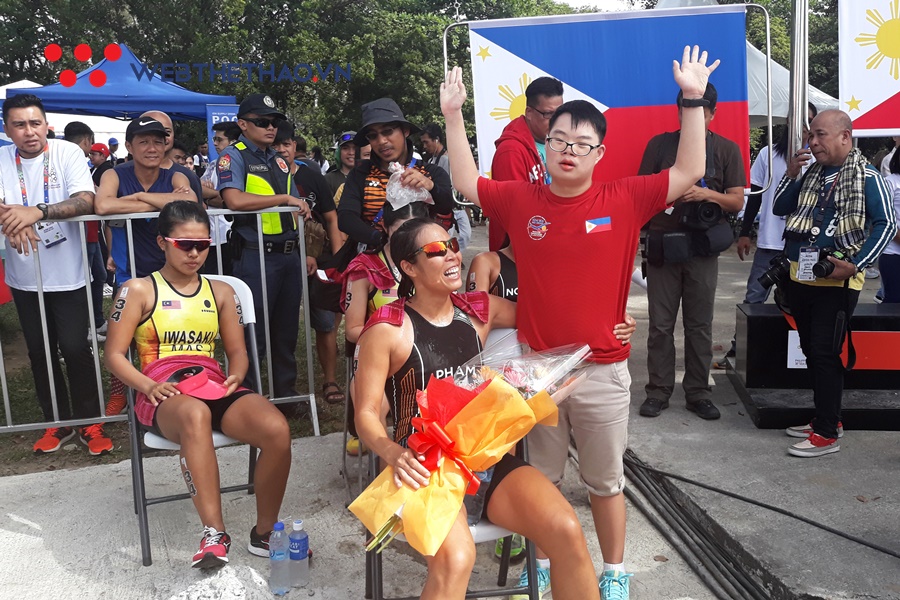 Cô giáo Việt nhận quà bất ngờ từ gia đình học trò khi thi đấu ở SEA Games 30