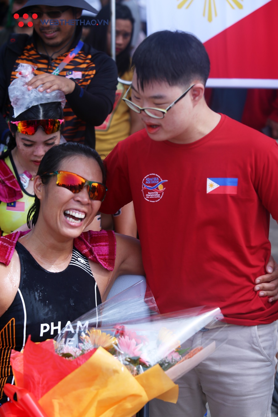 Cô giáo Việt nhận quà bất ngờ từ gia đình học trò khi thi đấu ở SEA Games 30