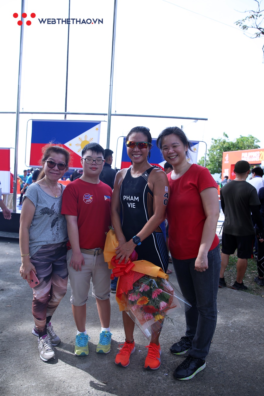 Cô giáo Việt nhận quà bất ngờ từ gia đình học trò khi thi đấu ở SEA Games 30