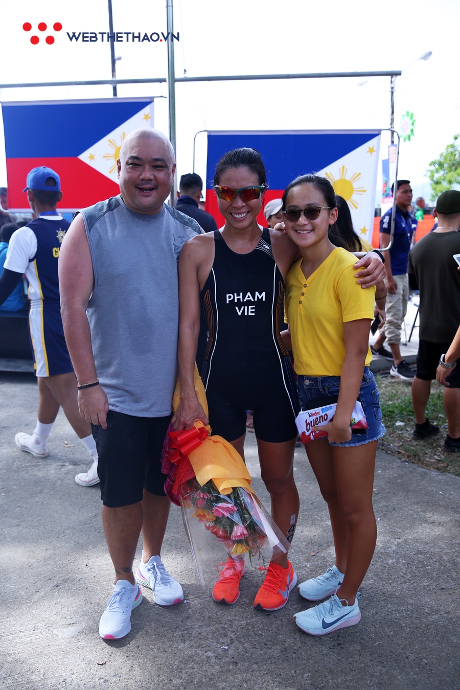 Cô giáo Việt nhận quà bất ngờ từ gia đình học trò khi thi đấu ở SEA Games 30