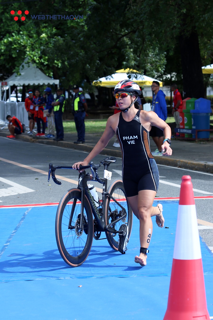 Cô giáo Việt nhận quà bất ngờ từ gia đình học trò khi thi đấu ở SEA Games 30