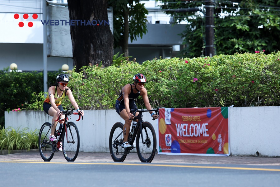 Cô giáo Việt nhận quà bất ngờ từ gia đình học trò khi thi đấu ở SEA Games 30