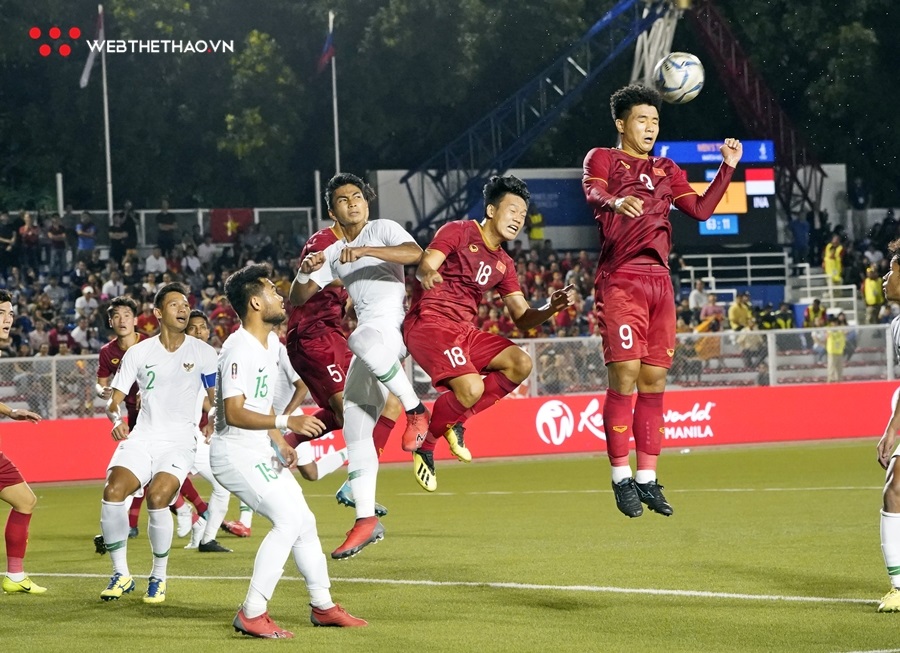 Bùi Tiến Dũng ôm chầm “cứu tinh” Thành Chung sau sai lầm