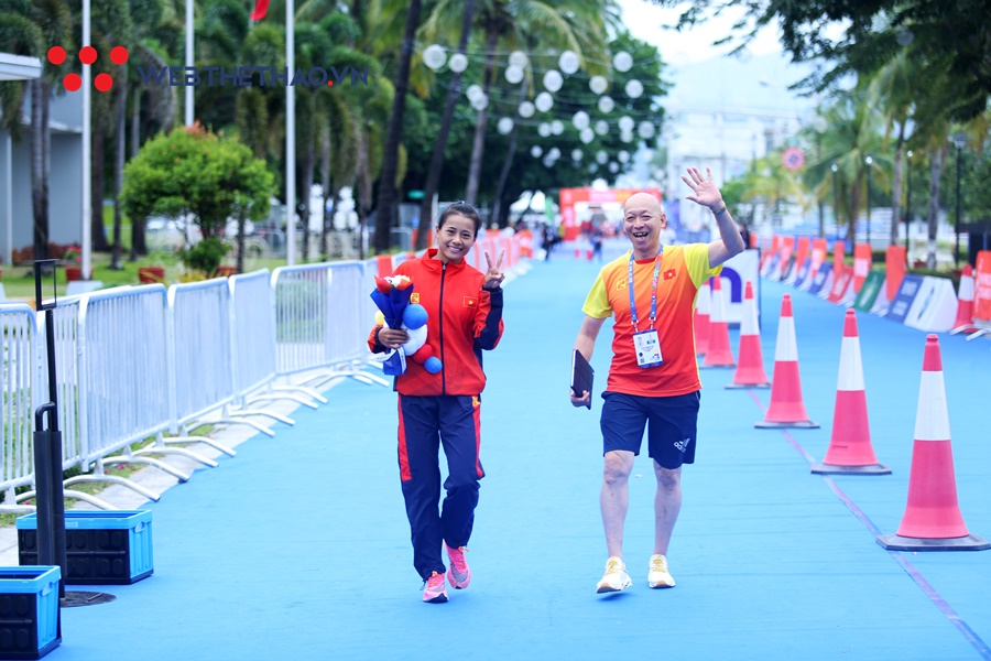 Lãnh đội Dương Đức Thủy rớt nước mắt khi Phương Trinh giành HCĐ SEA Games 30 lịch sử