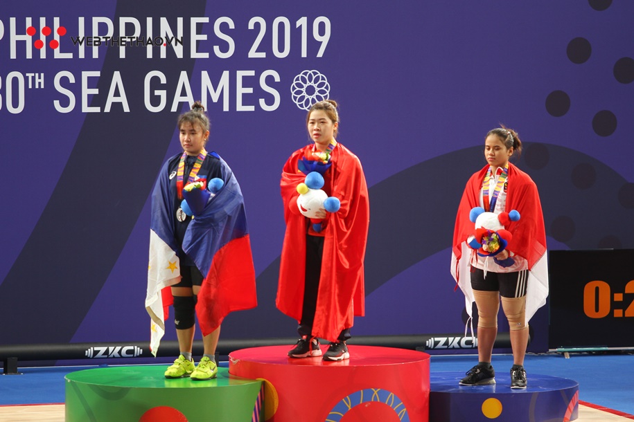 Nhà vô địch SEA Games Hoàng Thị Duyên bật khóc nói lời cảm ơn bố mẹ