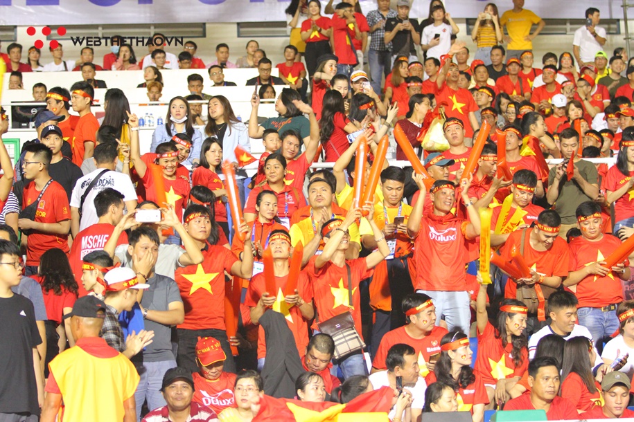 CĐV Thúy “ngán” và câu thần chú “bay lên trời là em bay ra ngoài” gây sốt