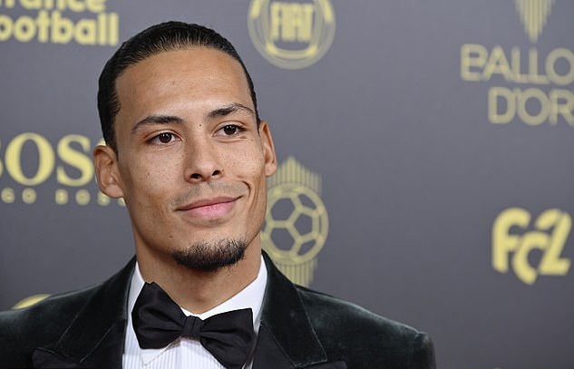 Van Dijk xin lỗi Ronaldo về trò đùa ở lễ trao giải Quả bóng Vàng