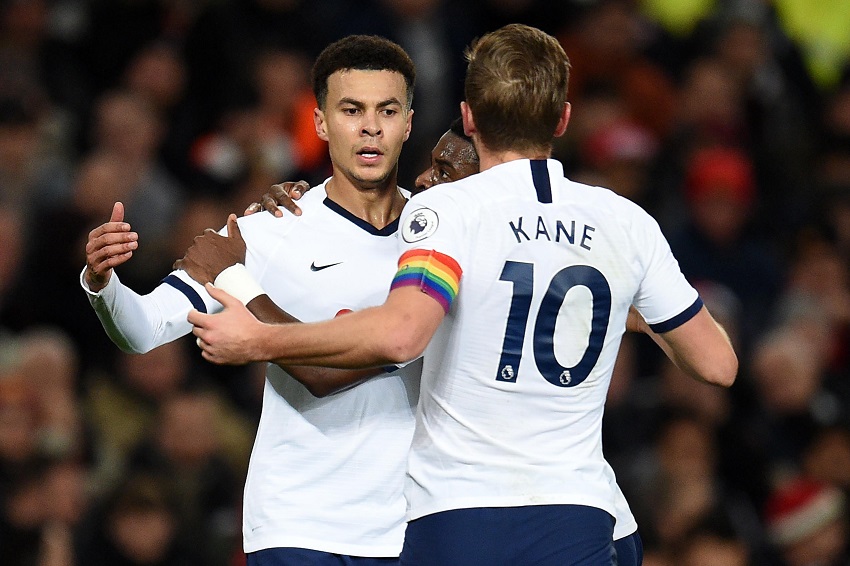 CĐV đặt câu hỏi cho Mourinho khi Dele Alli ghi bàn kỳ diệu trước MU