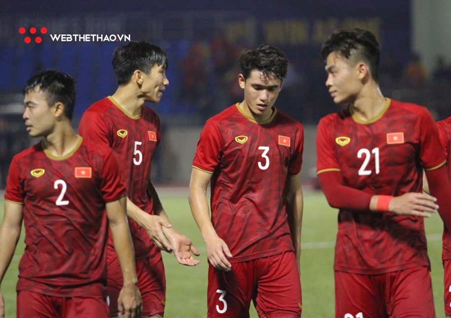 Chùm ảnh: Tấn Sinh cúi đầu nghe Văn Hậu góp ý đá penalty