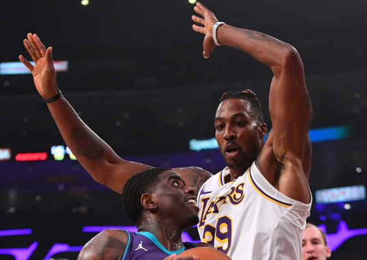 "Cỗ máy Block" Dwight Howard vươn lên vị trí mới trên BXH mọi thời đại