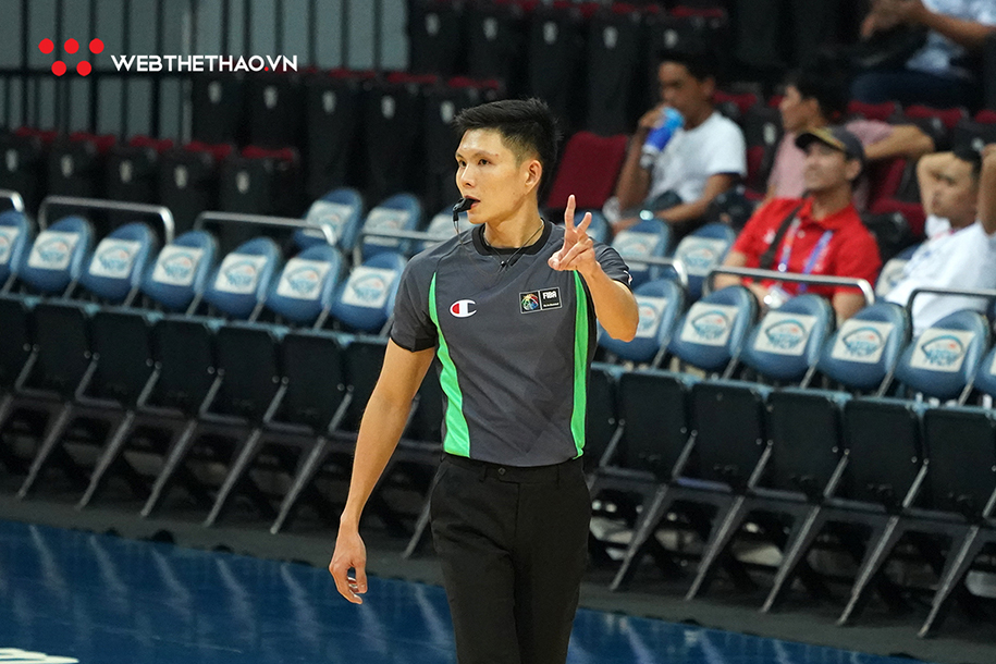 Trọng t&agrave;i nội xuất sắc nhất VBA Triệu Ch&iacute; Th&agrave;nh t&aacute;i ngộ đồng nghiệp tại SEA Games 30