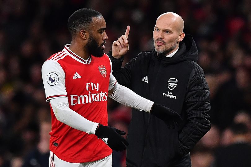 CĐV Arsenal đưa ra lý do để Ljungberg gạt Lacazette khỏi đội hình
