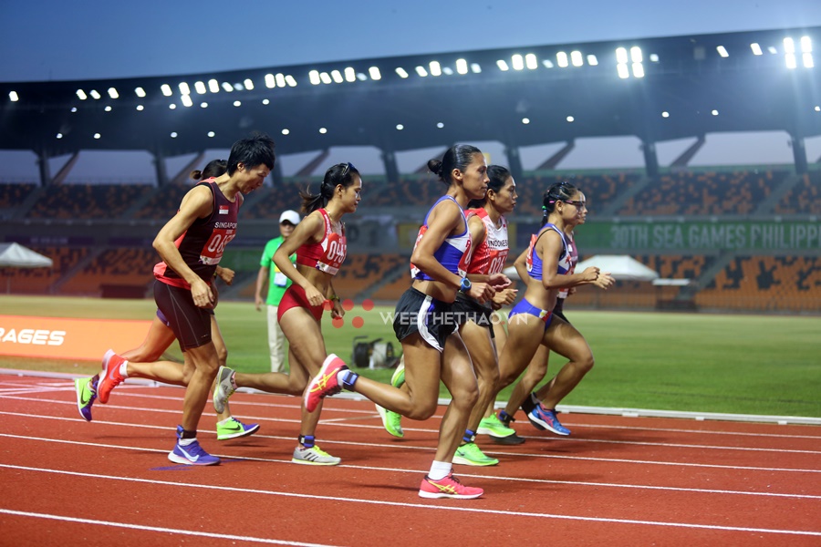 Rớt nước mắt nữ marathoner Việt đổ gục, không thể tự mặc quần dài lên nhận HCĐ SEA Games 30