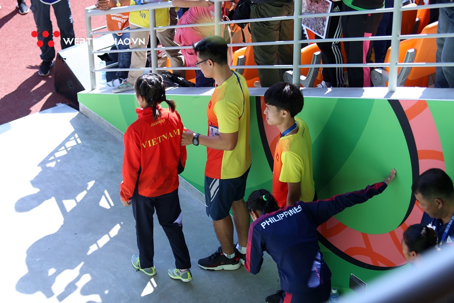Rớt nước mắt nữ marathoner Việt đổ gục, không thể tự mặc quần dài lên nhận HCĐ SEA Games 30