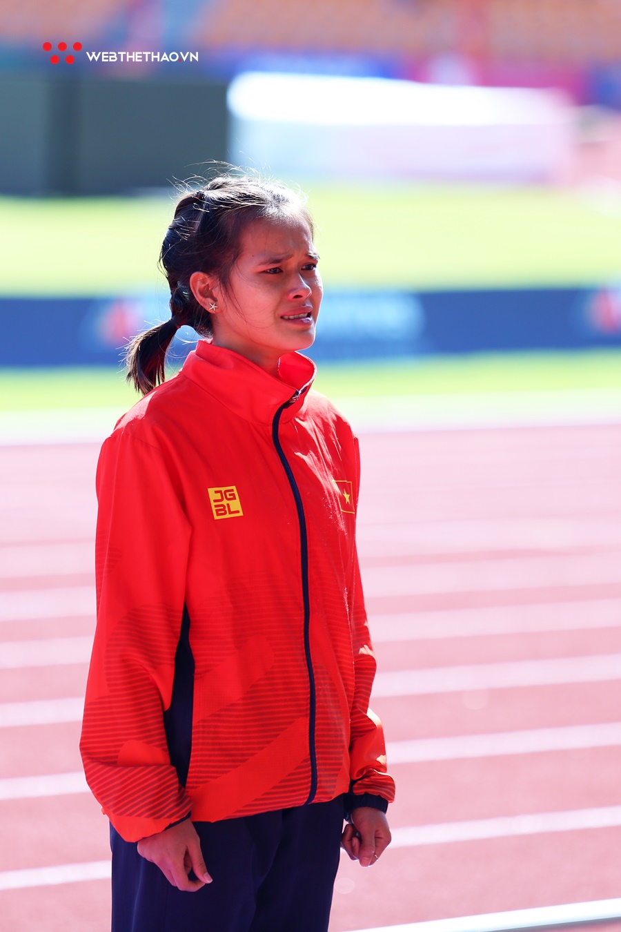 Rớt nước mắt nữ marathoner Việt đổ gục, không thể tự mặc quần dài lên nhận HCĐ SEA Games 30