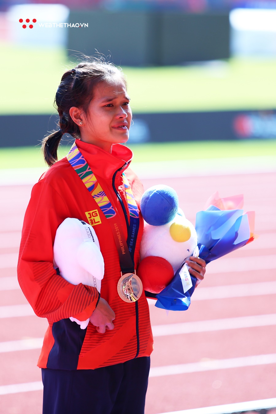 Rớt nước mắt nữ marathoner Việt đổ gục, không thể tự mặc quần dài lên nhận HCĐ SEA Games 30