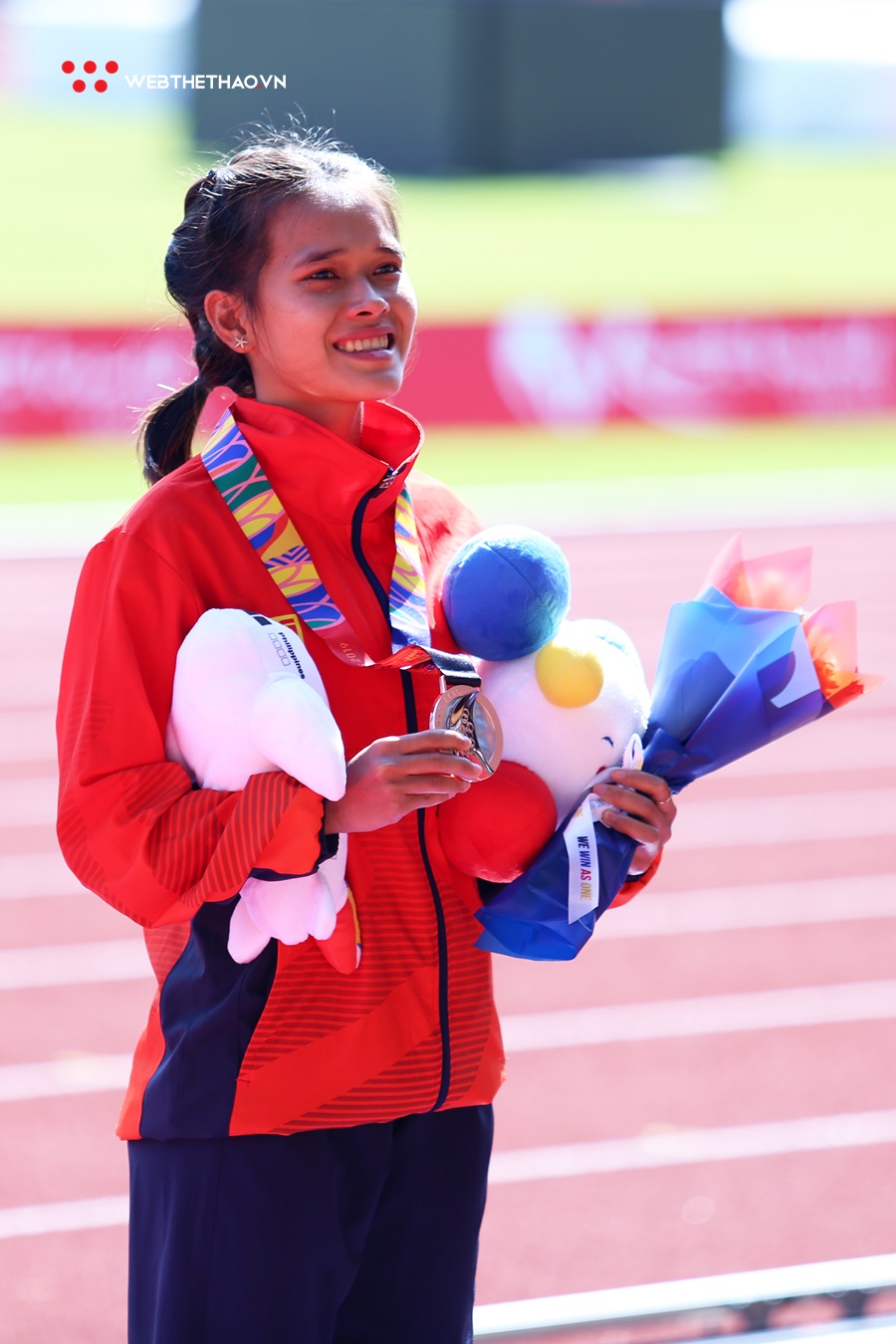 Rớt nước mắt nữ marathoner Việt đổ gục, không thể tự mặc quần dài lên nhận HCĐ SEA Games 30