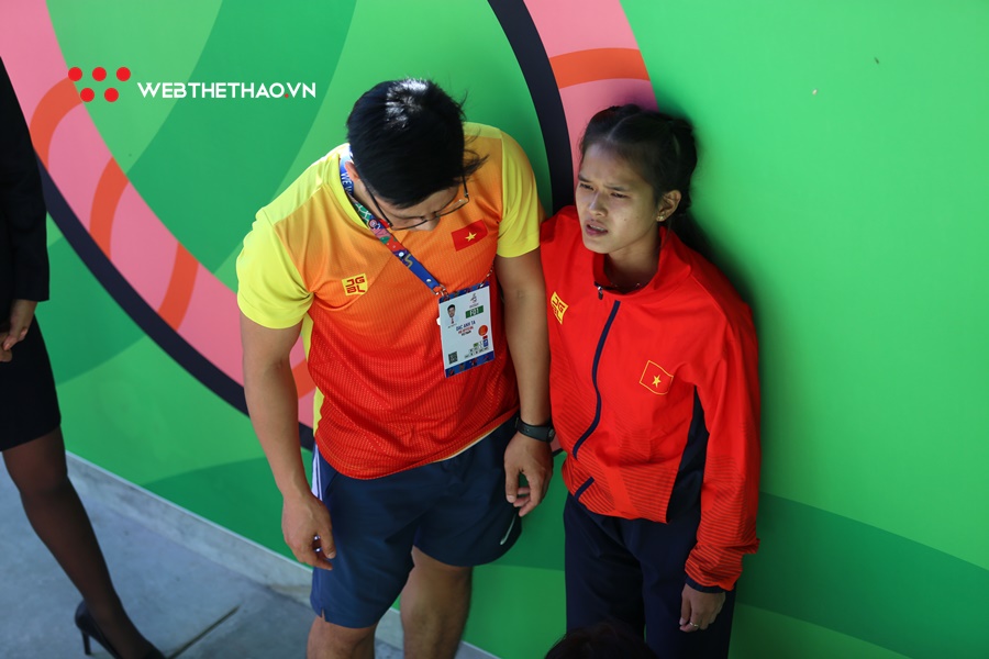 Rớt nước mắt nữ marathoner Việt đổ gục, không thể tự mặc quần dài lên nhận HCĐ SEA Games 30
