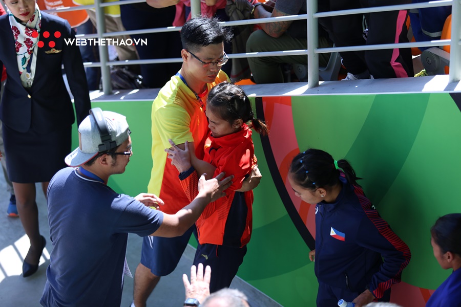 Rớt nước mắt nữ marathoner Việt đổ gục, không thể tự mặc quần dài lên nhận HCĐ SEA Games 30