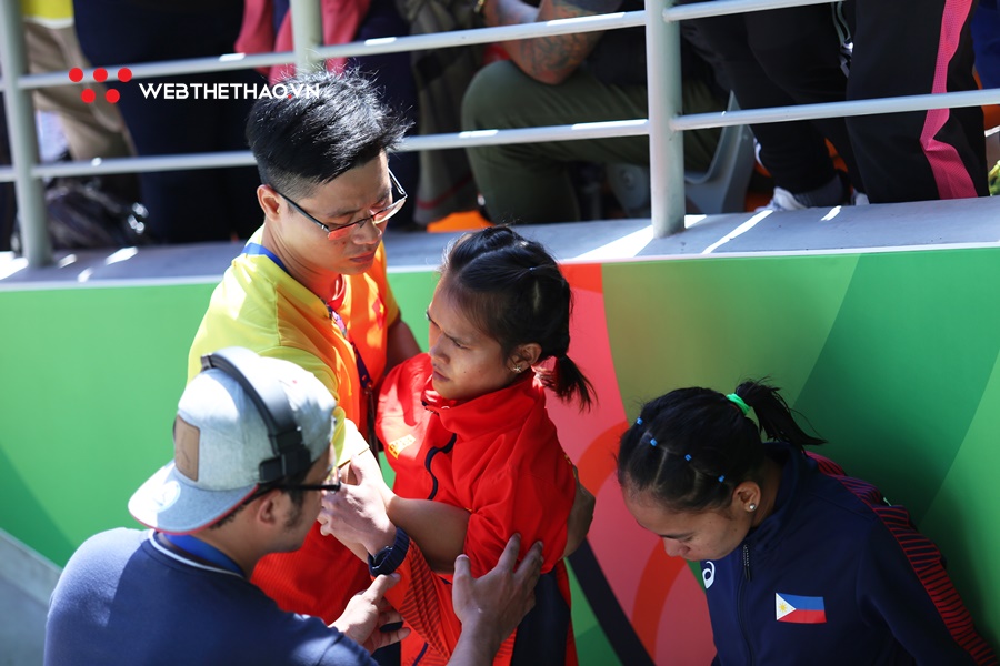 Rớt nước mắt nữ marathoner Việt đổ gục, không thể tự mặc quần dài lên nhận HCĐ SEA Games 30