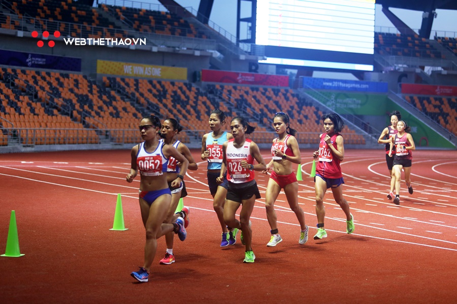 Thầy Hồng Lệ tất bật chăm trò kiệt sức sau HCĐ marathon SEA Games 30, vẫn lo… mất xe đạp