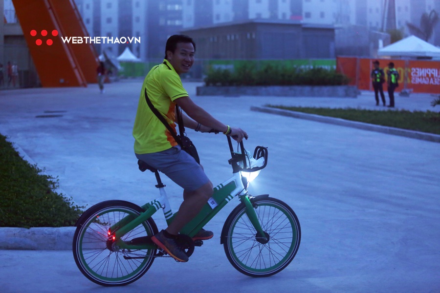 Thầy Hồng Lệ tất bật chăm trò kiệt sức sau HCĐ marathon SEA Games 30, vẫn lo… mất xe đạp