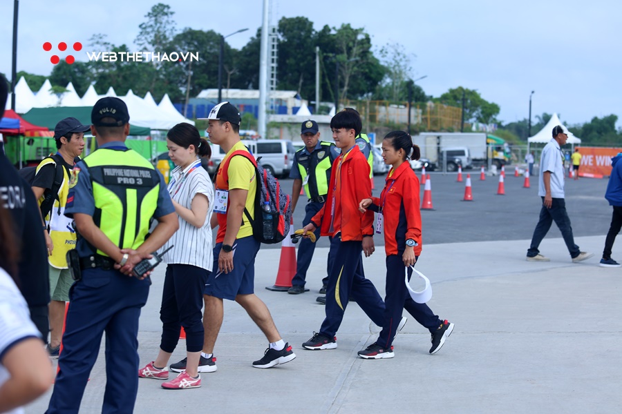 Thầy Hồng Lệ tất bật chăm trò kiệt sức sau HCĐ marathon SEA Games 30, vẫn lo… mất xe đạp
