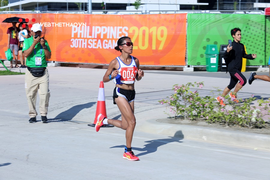 Thầy Hồng Lệ tất bật chăm trò kiệt sức sau HCĐ marathon SEA Games 30, vẫn lo… mất xe đạp