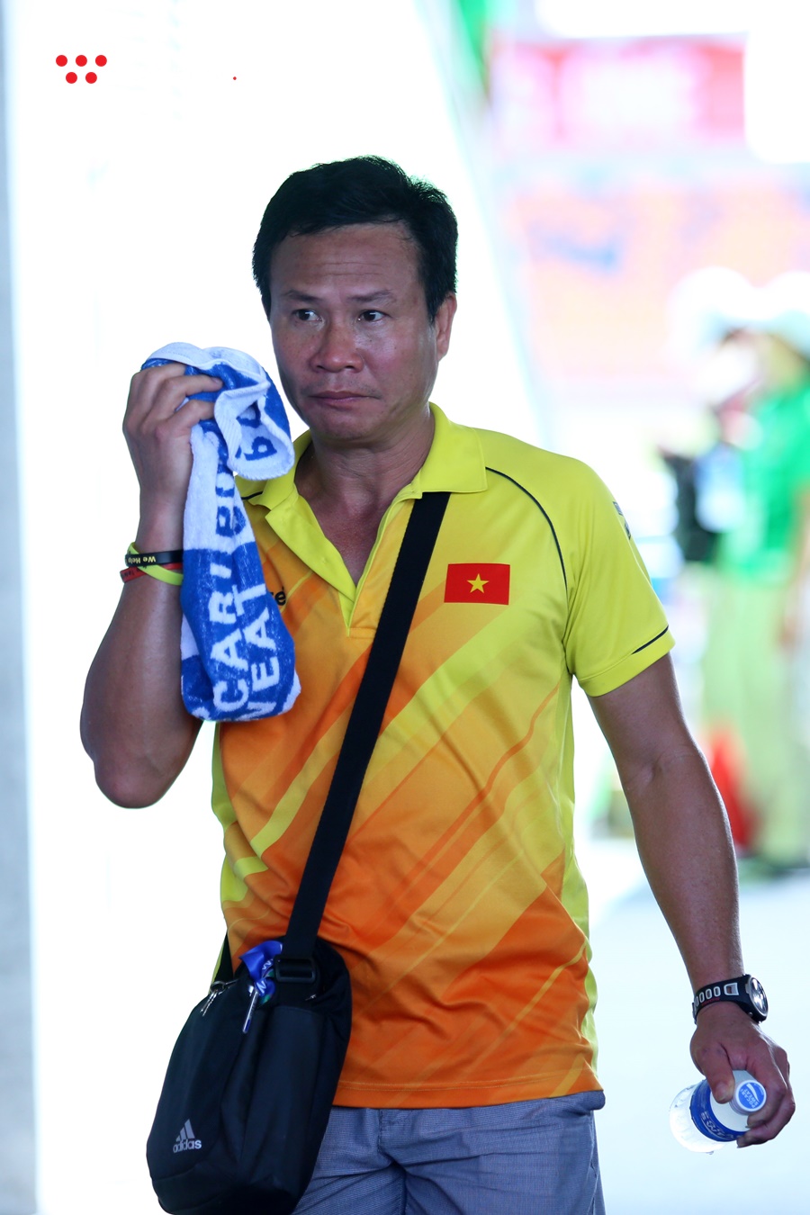 Thầy Hồng Lệ tất bật chăm trò kiệt sức sau HCĐ marathon SEA Games 30, vẫn lo… mất xe đạp