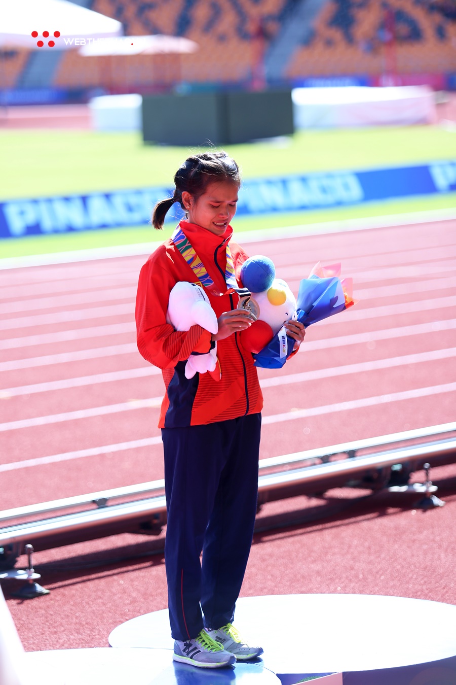Thầy Hồng Lệ tất bật chăm trò kiệt sức sau HCĐ marathon SEA Games 30, vẫn lo… mất xe đạp