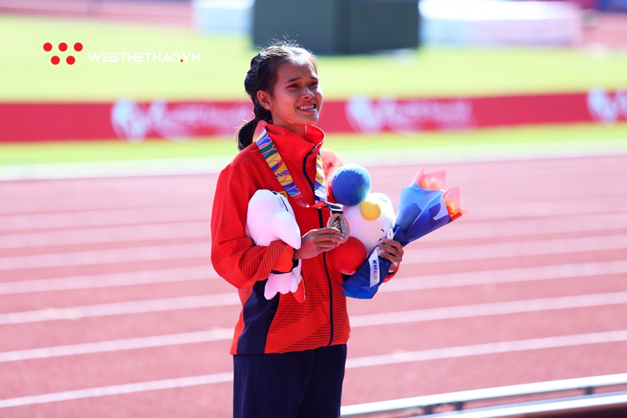 Thầy Hồng Lệ tất bật chăm trò kiệt sức sau HCĐ marathon SEA Games 30, vẫn lo… mất xe đạp