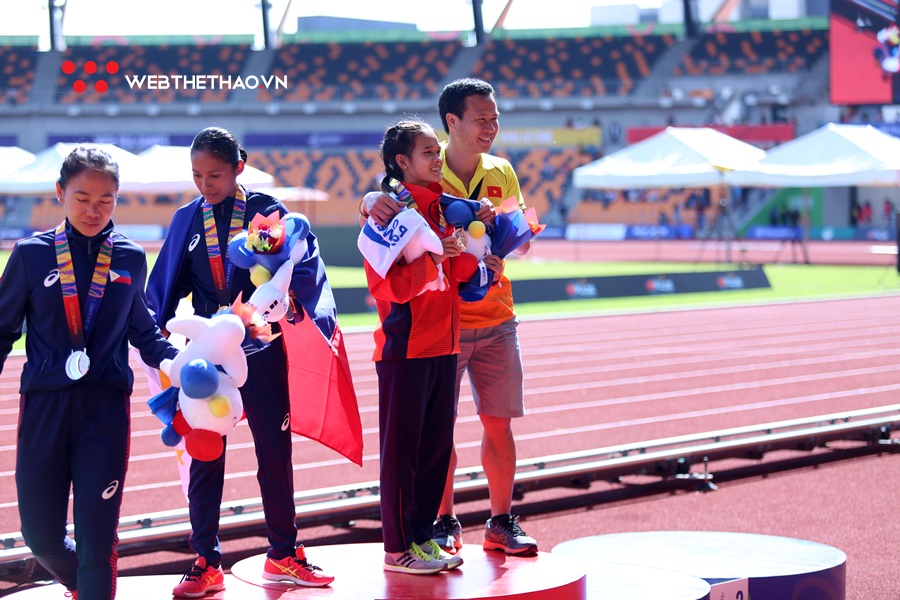 Thầy Hồng Lệ tất bật chăm trò kiệt sức sau HCĐ marathon SEA Games 30, vẫn lo… mất xe đạp