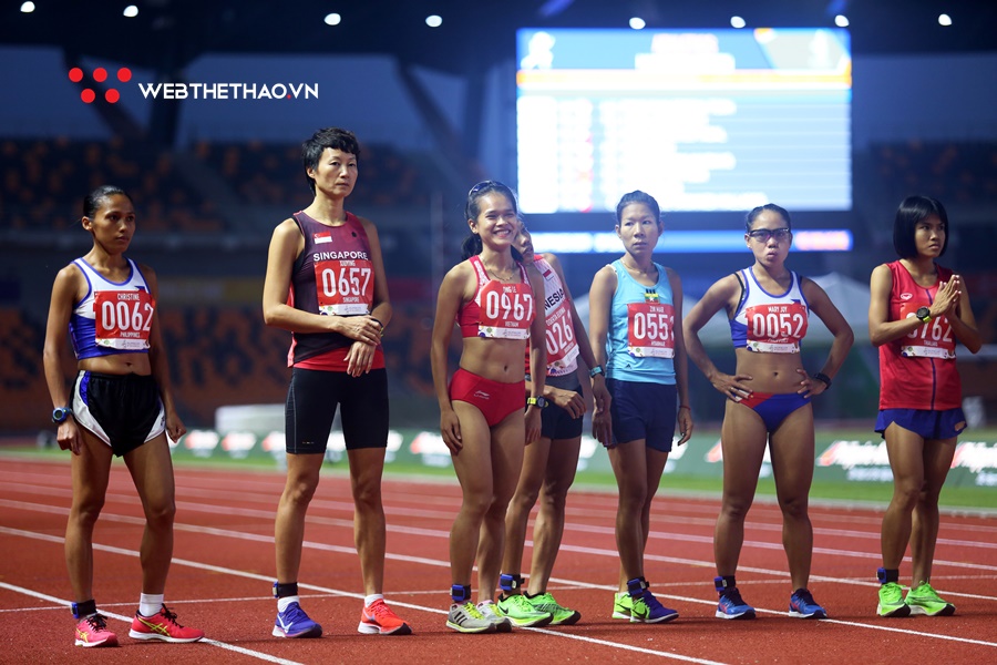 Thầy Hồng Lệ tất bật chăm trò kiệt sức sau HCĐ marathon SEA Games 30, vẫn lo… mất xe đạp