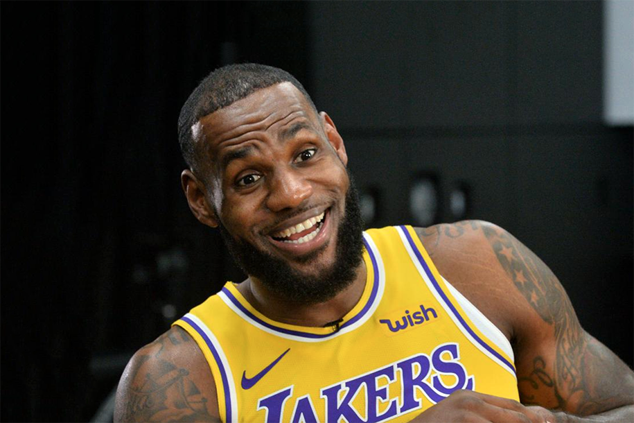Pha chạy bước này của LeBron James tệ đến nỗi bản thân "nhà vua" cũng phải phì cười