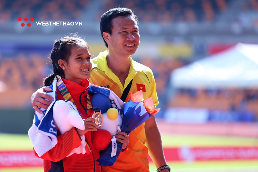 Thầy Hồng Lệ tất bật chăm trò kiệt sức sau HCĐ marathon SEA Games 30, vẫn lo… mất xe đạp