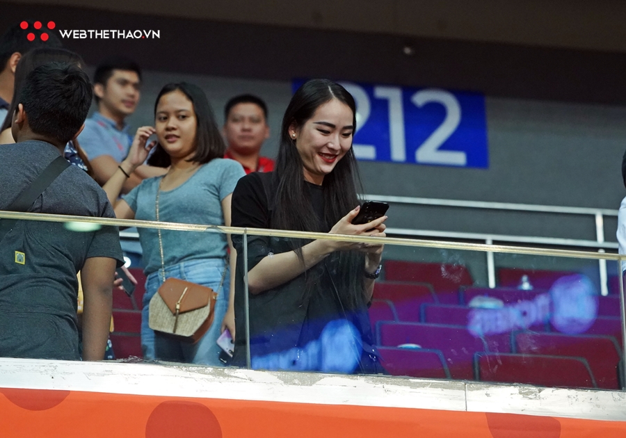 Bạn gái xinh như Hot girl một mình bay tới Philippines cổ vũ Lê Hiếu Thành