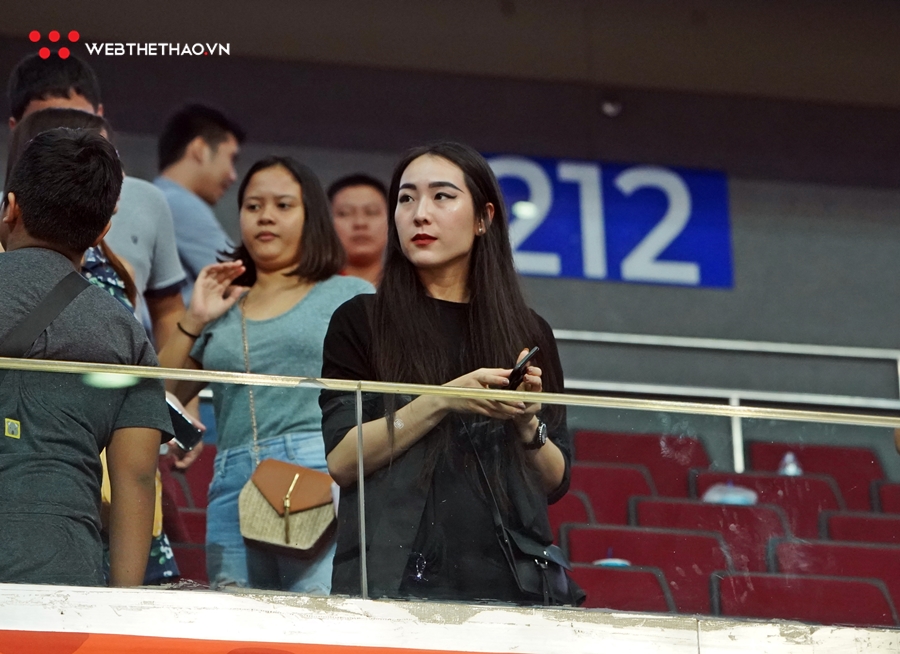 Bạn gái xinh như Hot girl một mình bay tới Philippines cổ vũ Lê Hiếu Thành