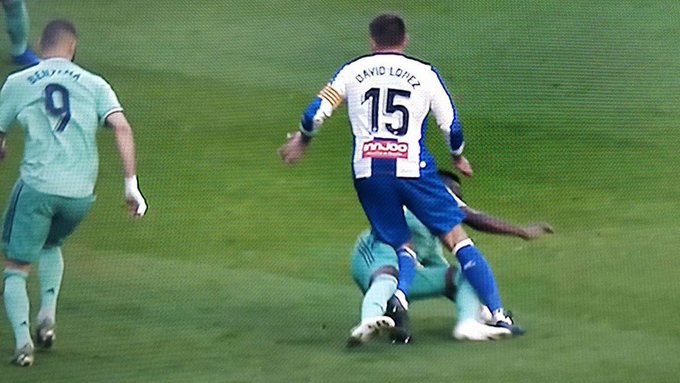 Real Madrid may mắn không bị đuổi 2 người khi thắng Espanyol