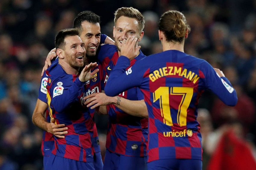 Messi qua mặt Ronaldo lập kỷ lục mới với hat-trick cho Barca
