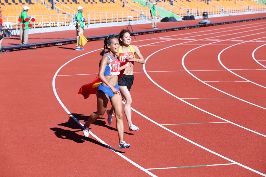 Sau “cú đổ gục marathon”, Hồng Lệ cùng Phạm Thị Huệ thống trị 10.000m SEA Games 30 Sau “cú đổ gục marathon”, Hồng Lệ cùng Phạm Thị Huệ thống trị 10.000m SEA Games 30