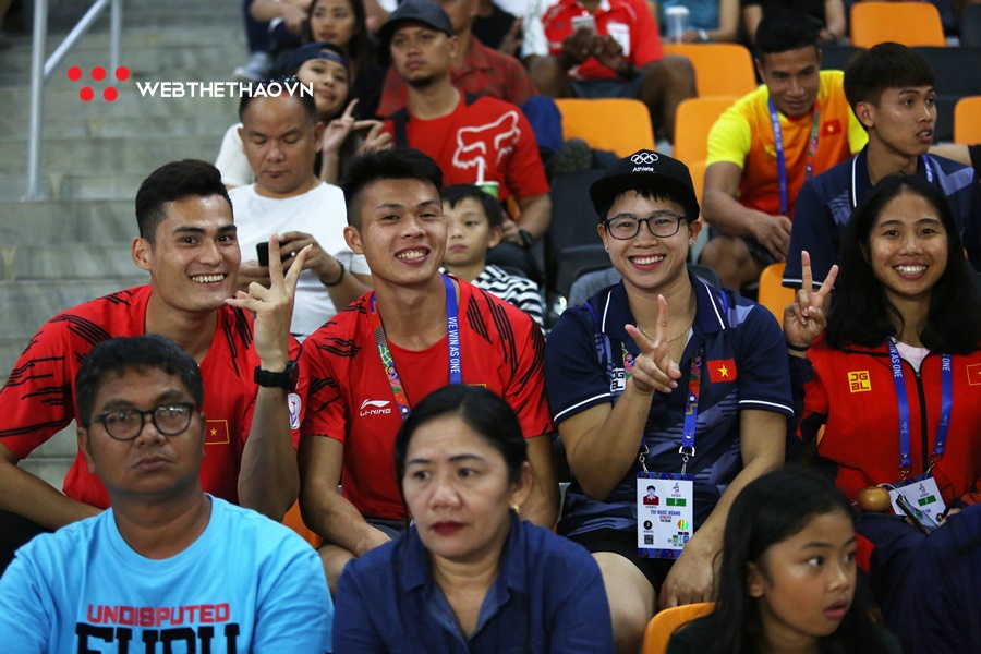 Quách Công Lịch bế thốc “em gái nhỏ” Quách Thị Lan mừng HCV SEA Games 30 lịch sử Quách Công Lịch bế thốc “em gái nhỏ” Quách Thị Lan mừng HCV SEA Games 30 lịch sử
