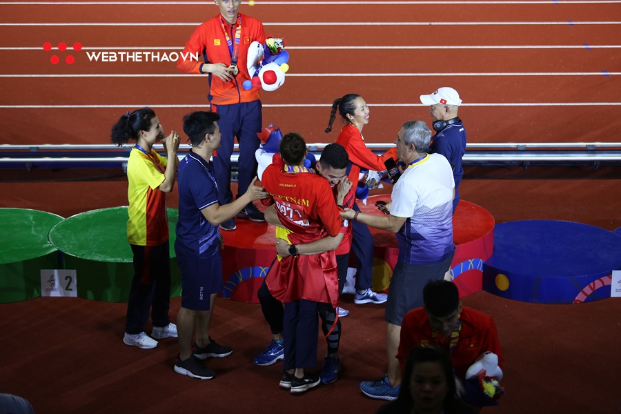 Quách Công Lịch bế thốc “em gái nhỏ” Quách Thị Lan mừng HCV SEA Games 30 lịch sử Quách Công Lịch bế thốc “em gái nhỏ” Quách Thị Lan mừng HCV SEA Games 30 lịch sử