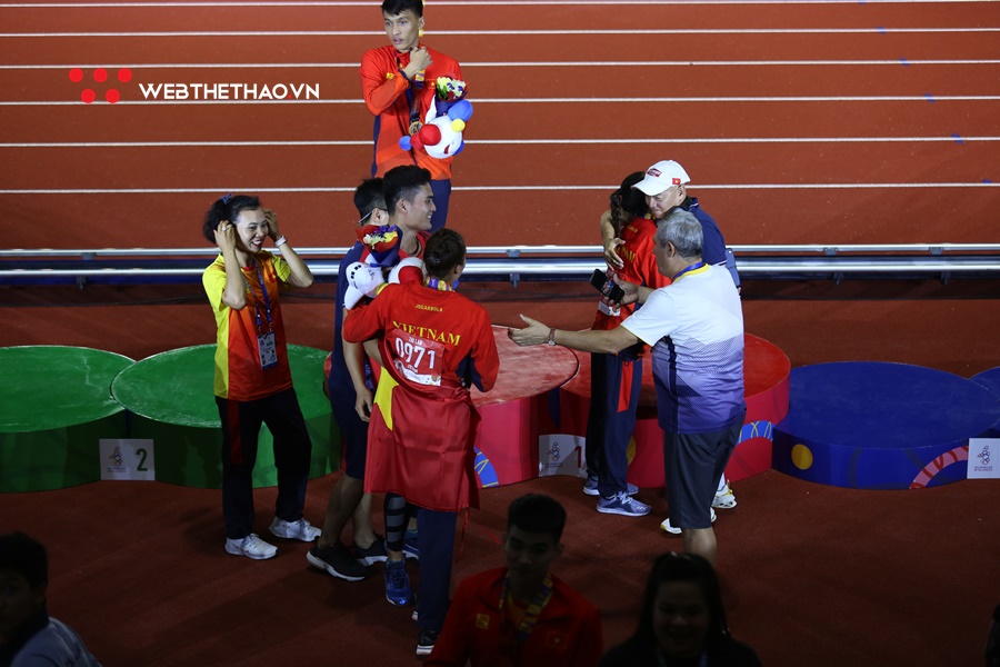 Quách Công Lịch bế thốc “em gái nhỏ” Quách Thị Lan mừng HCV SEA Games 30 lịch sử Quách Công Lịch bế thốc “em gái nhỏ” Quách Thị Lan mừng HCV SEA Games 30 lịch sử