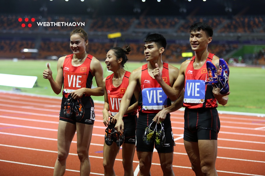 Quách Công Lịch bế thốc “em gái nhỏ” Quách Thị Lan mừng HCV SEA Games 30 lịch sử Quách Công Lịch bế thốc “em gái nhỏ” Quách Thị Lan mừng HCV SEA Games 30 lịch sử